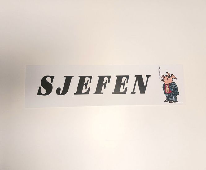 Hovedbilde Sjefen plastskilt 10x40 cm