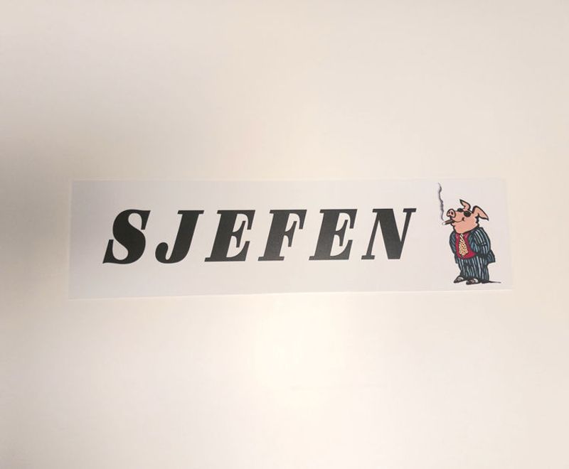 Sjefen plastskilt 10x40 cm